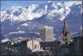 Comment s'appelait Grenoble avant de s'appeler Gratianopolis ?