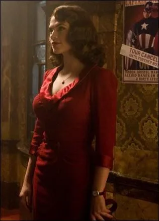 Dans quel film Hayley Atwell porte-t-elle, le temps d'une scne courte mais mmorable, cette jolie robe rouge ?