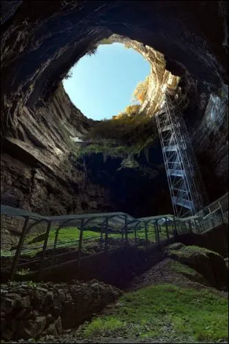 Profond de 75m, son entre est  339m d'altitude sur le Causse de Gramat. C'est le gouffre de Padirac. On le visite depuis la fin du XIXe sicle ...