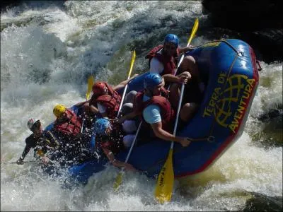 Quel est ce sport qui consiste  descendre les rapides en groupe dans un bateau gonflable ?