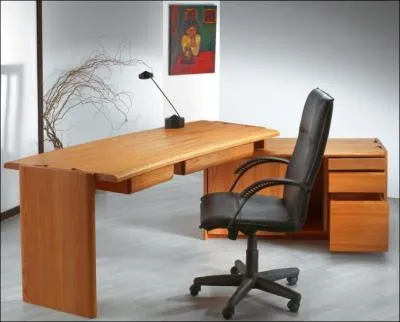 Quel est l'objet se trouvant  cot de ce bureau ?