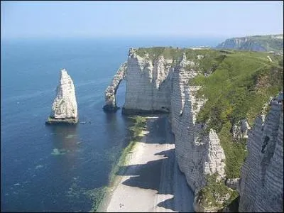 Etretat est une petite ville normande dont les falaises de craie blanche sont le principal attrait touristique. Dans quel dpartement pouvons-nous les admirer ?