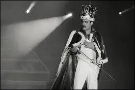 Freddy Mercury (5/09/1946 - 24/11/1991) est mort à 45 ans. Quelle est la cause officielle du décès ?