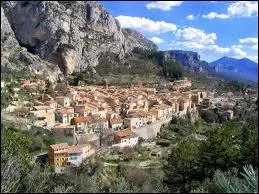 Petit village bti aux portes du Grand Canyon du Verdon dans les Alpes de Haute-Provence ... .