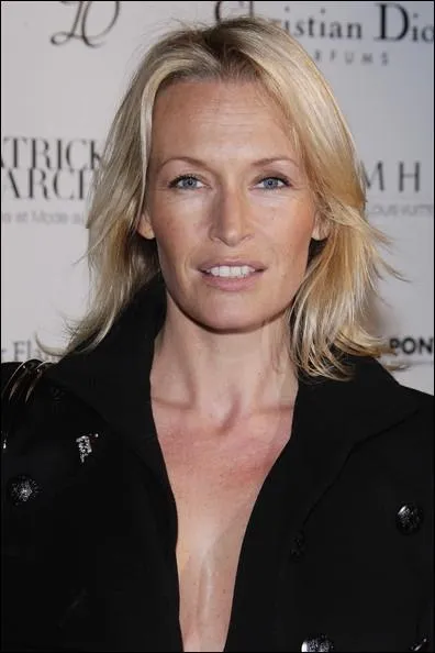 Estelle Lefebure donna naissance  son 3me enfant, alors qu'elle tait age de :