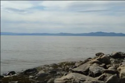 Quel est l'lment gographique vital qui traverse le Qubec du sud-ouest au nord-est ?