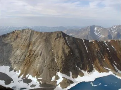 Le Qubec n'est pas un pays de hautes montagnes, qu'on se le dise. Quel est son plus haut sommet ?