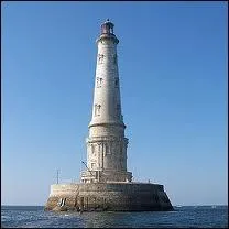 Le phare de Cordouan, appel le' Versailles de la mer ' fut reconstruit en 1724. Il se situe :