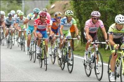 Vous avez  l'image le podium complet du dernier Giro. Bien sr, c'est A. Contador qui finit en rose avec plus de 6 minutes d'avance sur son premier dauphin, que nous avons ici en rouge. Qui est-il ?