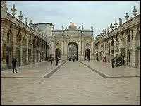 Quelle est cette ville connue pour sa Tour Thiers ( culminant  plus de 100 m d'altitude), sa place Stanislas, rpute pour ses bergamotes et ses macarons ?