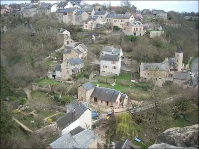 Si cette petite ville est clbre c'est grce  une curiosit gologique. Laquelle ?