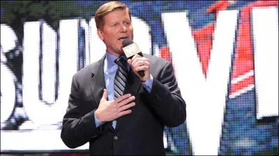 John Laurinaitis ouvre le show et annonce que les Survivor Series ftent leur :