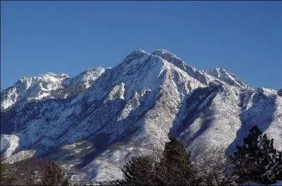 La Grce est un pays montagneux du Sud de l'Europe, dont le sommet le plus lev culmine  2917 m. Quel est son nom ?