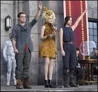 Pour quelle raison Katniss et Peeta sont-ils obligs de faire la tourne des districts sous la contrainte du prsident Snow ?