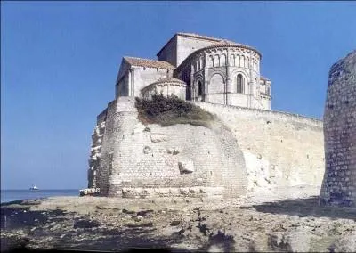 Mon glise romane Sainte-Radegonde, en quilibre sur un promontoire rocheux domine l'estuaire de la Gironde, je suis :