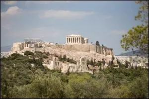 Athnes est la capitale de la Grce. Eh non, ce n'est pas la question. Dites-moi plutt comment s'appelle le plateau rocheux situ au centre la ville. C'est :