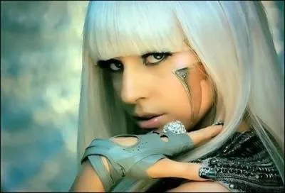 Chanteuse amricaine d'origine italienne, ne le 28 mars 1986, aux tenues trs excentriques qui est entre autres l'auteur et l'interprte de 'Poker Face'.