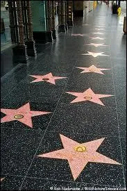 Le trottoir d'Hollywood qui est recouvert de plus de 2000 toiles porte le nom de :