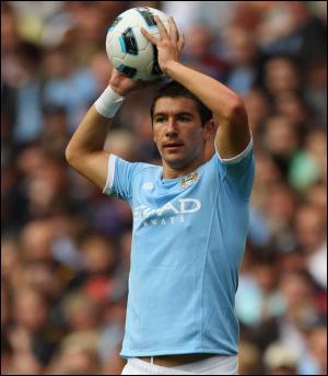 Un arrire gauche recrut pour 22 millions d´euros par Manchester City 2010, a attire l'attention, non ? Qui est ce joueur serbe pass par la Lazio, finaliste de l'Euro Espoirs en 2007 ?