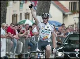 Andy Schleck tape rapidement dans l'oeil des managers qui louent ses qualits vues  La Flche du Sud 2004 ( victoire), course luxembourgeoise. Bjrne Riis emporte la signature en suivant les conseils. .