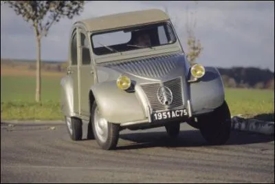 Inutile de prsenter cette 2 CV de 1948. Dans son cahier des charges elle devait tre capable de...