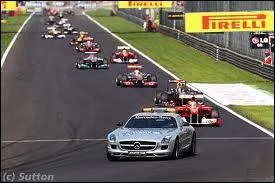 Formule 1 : comment appelle-t-on la voiture qui prcde les voitures de course (photo) ?