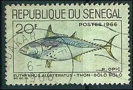 De quelle famille de poissons fait partie le thon, d'ailleurs visible sur ce timbre du Sngal ?