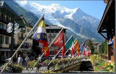 Ancienne dpendance du duch de Savoie Chamonix est devenue franaise lorsque la Savoie fut cde  la France par le trait de Turin, en 1860. En quelle anne prit-elle le nom de Chamonix-Mont-Blanc