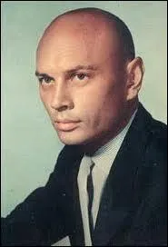 Yul Brynner, grande star chauve (il se rasait le crne), qui cachait date et lieu de naissance, pour renforcer le mystre. Bon photographe, il fut un robot dans Mondwest, mais est surtout connu pour. .