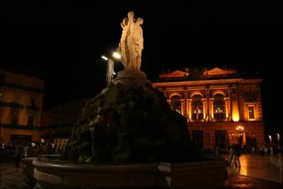 Dans quel quartier historique est situe la place de la Comdie ?