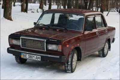 Alors que l'automobile n'est plus vendue et juge obsolte dans son pays d'origine, quel constructeur vend l'outillage de sa 124  Lada pour crer la 2107 ?