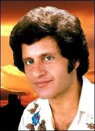 ''L'Amérique, l'Amérique, si c'est un rêve, je le saurai / Tous les sifflets des trains, toutes les sirènes des bateaux / M'ont chanté cent fois la chanson ------------ '' (Joe Dassin)