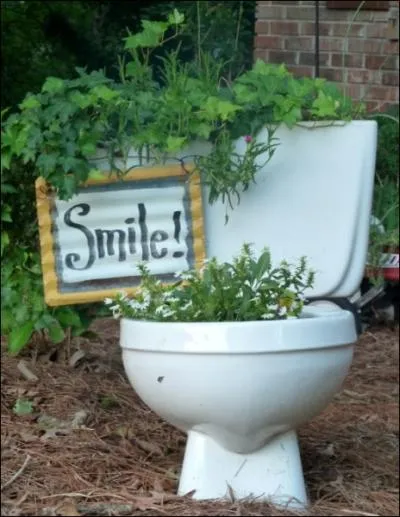 On commence dans la posie. . forte ! Qu'utilise ce jardinier cratif en guise de pot de fleurs ?