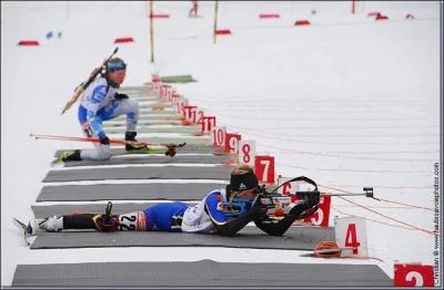 Epreuve sportive d'Hiver alliant le ski de fond et le tir  la carabine. Le...