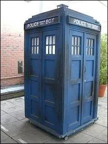 Que signifie le mot TARDIS ? (son vaisseau. )