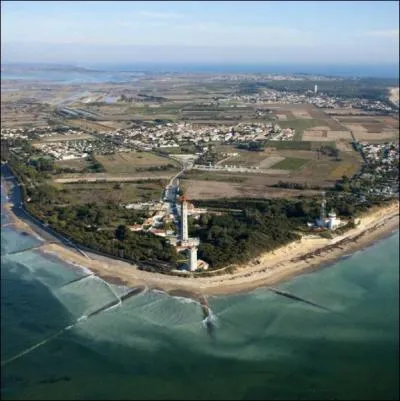 Avec ses 85 km2 de superficie,  quel rang se situe l'le de R dans les les de France mtropolitaine ?