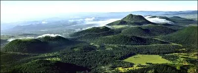 Combien de volcans comporte la Chane des Puys ?