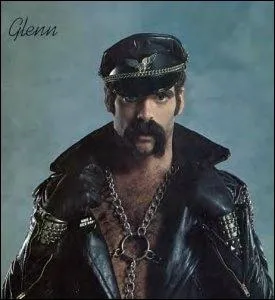 Selon la lgende, quelle fut la particularit de l'enterrement de Glenn Hughes, membre des  Village People  ?