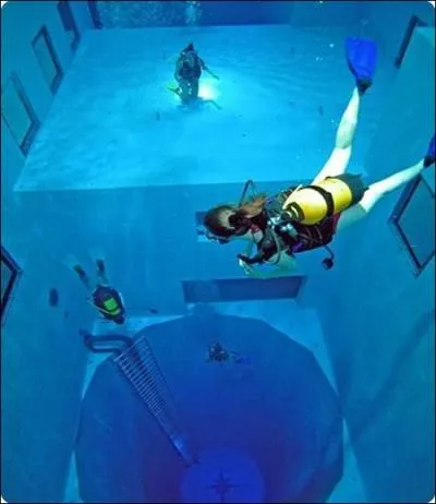 Cette piscine fait 35 mtres de profondeur : c'est la plus profonde du monde. O est-elle situe ?