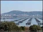 La ville de Ste, dans l'Hrault, est marque par l'omniprsence de l'eau : sa longue plage de sable fin spare les eaux de la Mditerrane de celles d'un tang. Lequel ?