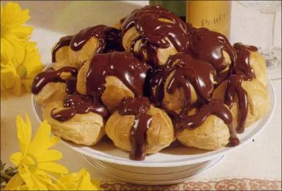 Ces ptisseries sont labores  partir de pte  choux remplie de crme ptissire et nappe de sauce au chocolat. Ce sont des...