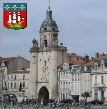 Cette porte fortifie baptise   Grosse horloge  , difie au XII me sicle est encore aujourd'hui le principal point de passage entre les quais et la vieille ville :