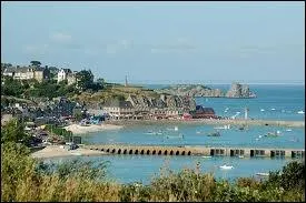 Deux normes rochers mergent de l'eau limpide et turquoise, en face de la pointe de la Chane. Bourgade fonde par Saint-Men au VIe sicle qui fut autrefois un repaire de pirates.