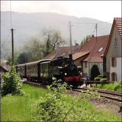 Cet authentique petit train  vapeur emmne ses voyageurs  la dcouverte des Vosges Alsaciennes. Entre Cernay et Sentheim , plusieurs villages sont ainsi desservis ... .