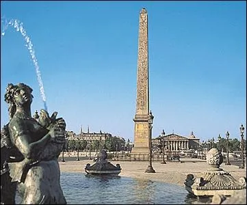 C'est sur la place de la Concorde que l'on peut admirer un oblisque provenant du temple de Louqsor et offert  la France en 1830. Avant cet oblisque, que pouvait-on voir au centre de la place ?