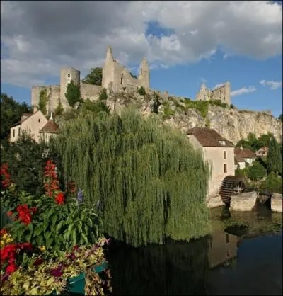 Les ruines d'une forteresse, de l'eau, des champs, de la fort, ce village au cadre rsolument bucolique du Poitou-Charentes c'est ... .