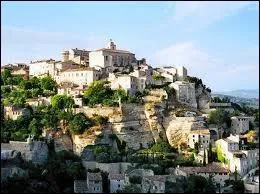 Quel est ce village des Bouches du Rhne situ au coeur des Alpilles o l'on peut admirer son glise Saint-Vincent et le Muse des santons ?