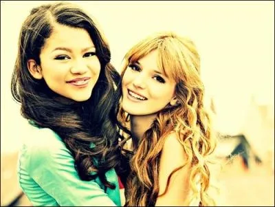 Comment s'appellent les 2 personnages principaux de  Shake It Up  ?