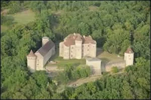 Sur la route du roi de Naples et en direction de sa maison natale, retournez-vous sur ce chteau construit par la famille Ricard de Gourdon au XVe sicle.