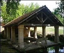 Beau lavoir dont le bassin en pierres prsente une forme oblongue. Les Carsacoises y lavaient leur linge. Dans quel dpartement se trouve-t-il ?